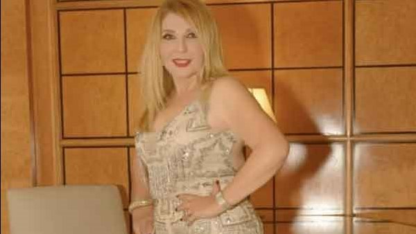 فستان قصير.. نادية الجندي تثير الجدل بإطلالتها في الساحل | شاهد