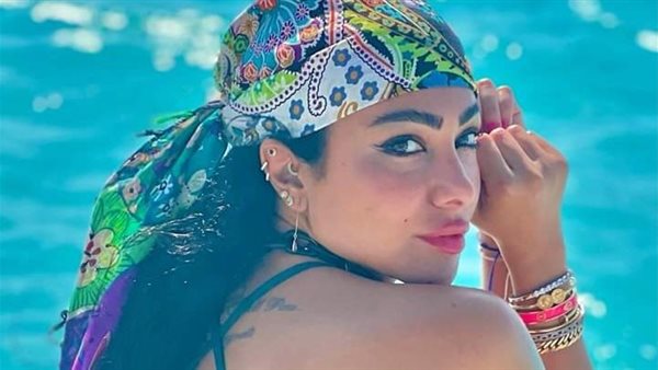  إطلالة صيفية.. ميرهان حسين تخطف الانظار بلوك جديد | شاهد