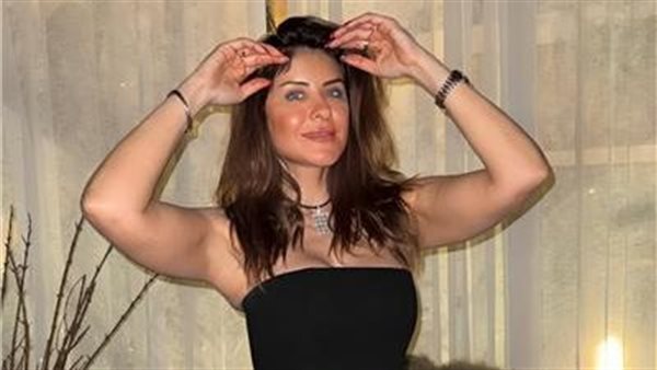 توب أسود.. هيدي كرم تثير ضجة بهذه الإطلالة | شاهد 