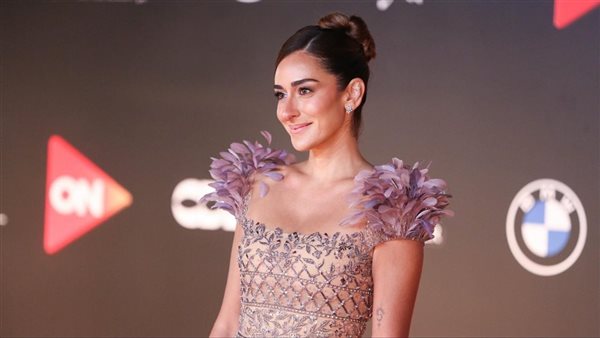 على الشاطئ.. أمينة خليل تتألق بإطلالة صيفية جريئة | شاهد