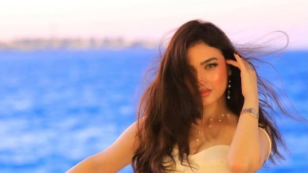 جسم ممشوق.. ياسمين عز تثير الجدل بفستان أصفر على البحر | شاهد