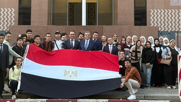 من أمام السفارة المصرية في برلين.. أوائل الثانوية العامة يوجهون رسالة طمآنة للعالم