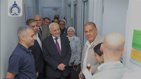 وفد من جامعة الريادة يزور مستشفى 57357 ويقدم منح دراسية للمتعافين