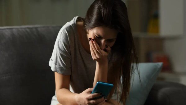  طالبة خدعها الحب.. شاب يصور فتاة في أوضاع مخلة وجارها يبتزها بالفيديو 