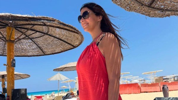  بفستان البحر.. دنيا سمير غانم تخطف الأنظار بإطلالتها على الشاطئ | شاهد