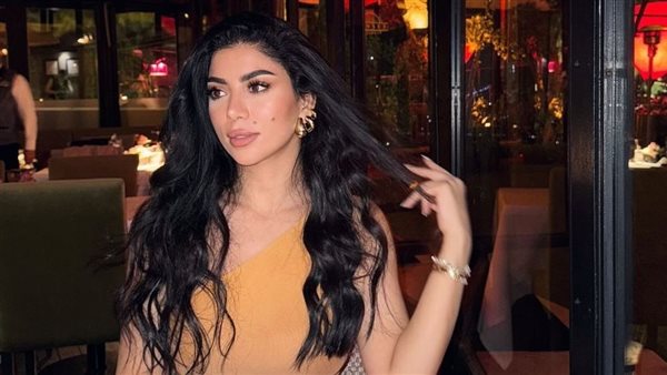 فستان لامع.. كارولين عزمي تخطف الأنظار بهذه الإطلالة | شاهد