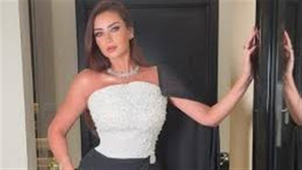بالأسود.. رضوى الشربيني تثير ضجة بهذه الإطلالة | شاهد 