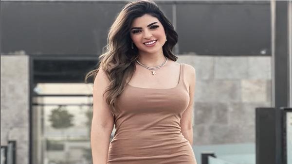  مكشوف وجريء.. ميرنا جميل تثير الجدل بفستان شبك على البحر | شاهد 