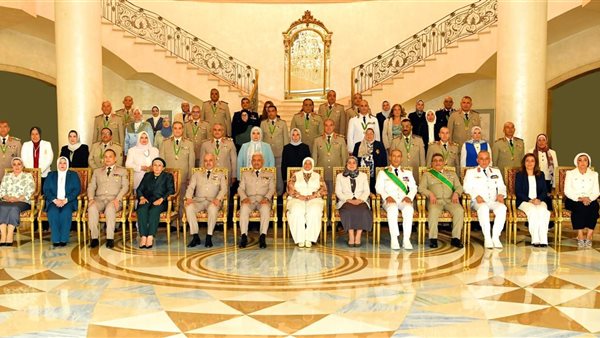 وزير الدفاع والإنتاج الحربى يكرم قادة القوات المسلحة الذين أوفوا العطاء بالقوات المسلحة