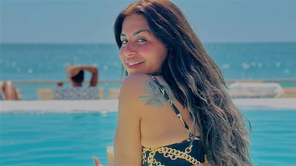 فوق الركبة.. منة فضالي تخطف الأنظار بإطلالة لافتة | شاهد