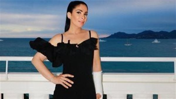 بالكاجوال.. منى زكي تخطف الأنظار بهذه الإطلالة | شاهد