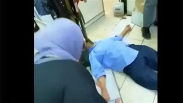 لقطات مؤثرة.. ممرضة مصرية تنقذ مسنًا في الكويت بعد توقف قلبه وسط ذهول الحاضرين | فيديو 