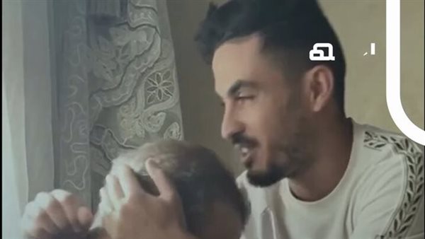 أهداه رحلة عُمرة.. شاب يرد الجميل لمعلمه بعد 22 عامًا من تصرف غيّر حياته | شاهد