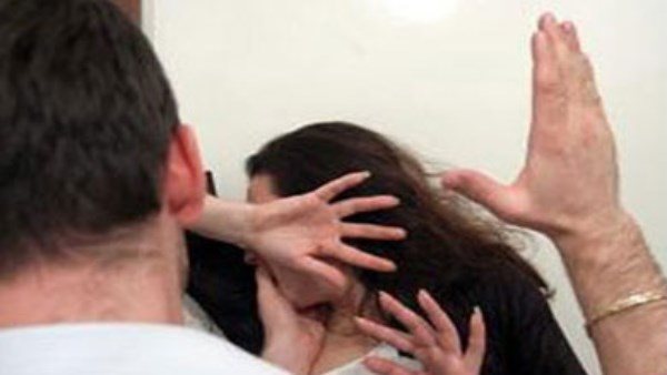  مشيها بطال.. شابان يضربان شقيقتهما حتى الموت بالوراق 