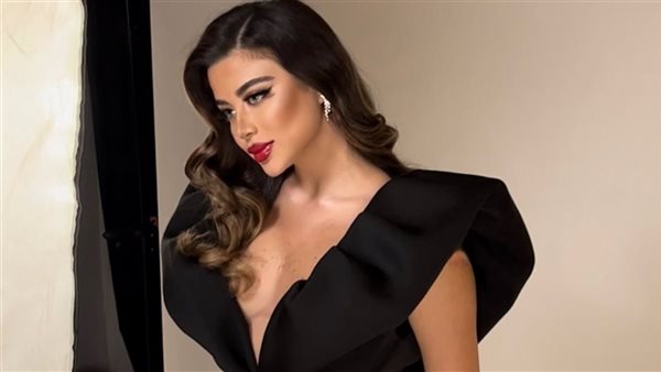 أمام برج إيفل.. يارا السكري تخطف الأنظار بإطلالة جريئة | شاهد