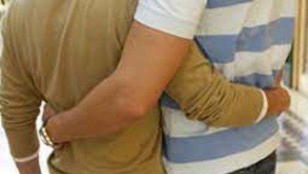  صوروه عاريا وسرقوا سيارته.. علاقة محرمة بين عجوز و3 شباب تنتهي بجريمة في أكتوبر 