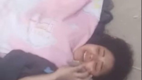  قفزت من الخامس.. فيديو مثير يرصد هروب فتاة من مصحة لعلاج الإدمان | شاهد