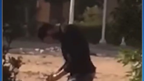 شبه الزومبي.. فيديو صادم لشاب تحت تأثير المخدرات بالجيزة | شاهد