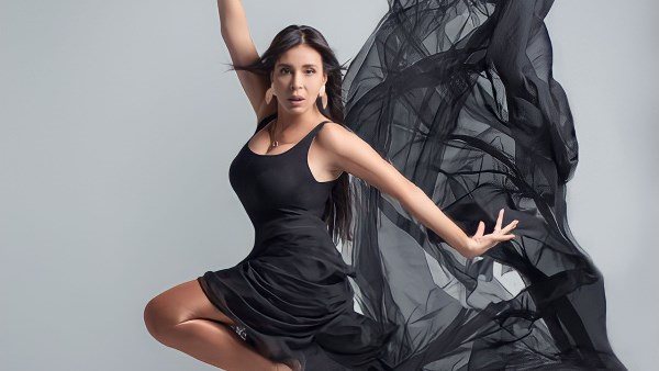 ملابس جريئة.. الراقصة دينا تثير الجدل بجلسة تصوير استعراضية | شاهد