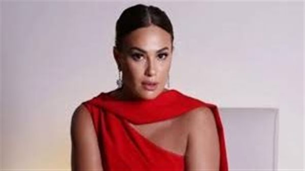 بدلة بيضاء.. هند صبري تخطف الأنظار بإطلالة جديدة | شاهد