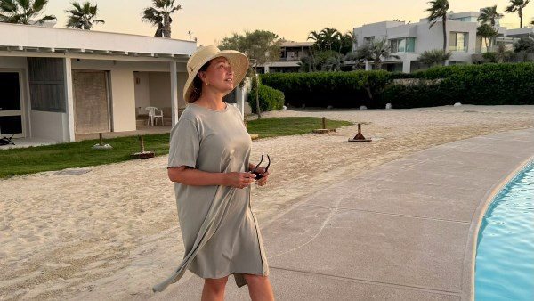 كاش مايوه.. ليلى علوى تثير الجدل بإطلالة جريئة على البحر | شاهد