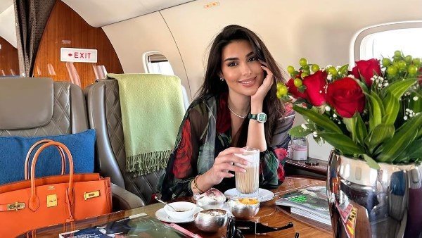 من الطائرة.. ياسمين صبري تخطف الأنظار بهذه الإطلالة | شاهد