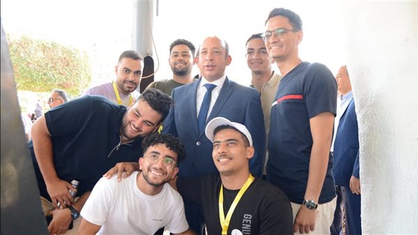 عميد قصر العيني يتابع انتظام الدراسة ويتفاعل مع الطلاب داخل قاعات المحاضرات (صور)