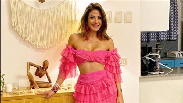 على حمام السباحة.. هيدي كرم تخطف الأنظار بإطلالة جريئة | شاهد