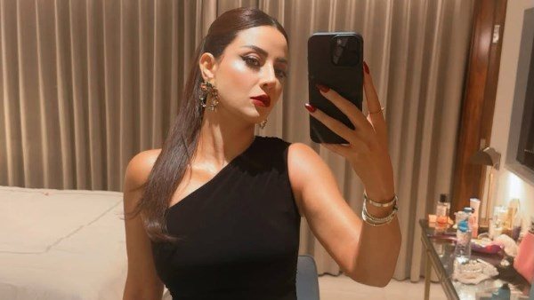  كتف وكتف.. رضوى الشربيني تخطف الأنظار جديدة | شاهد