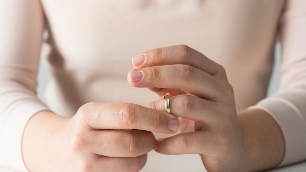 رمى كلبتي من البلكونة..سوزان تطلب خلع زوجها في محكمة الأسرة