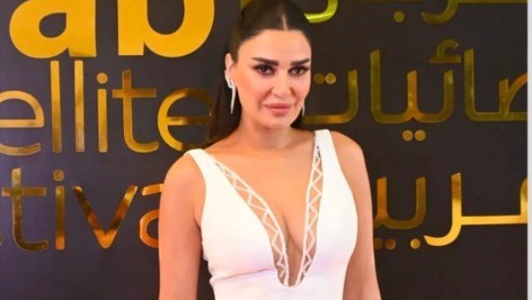 بالأبيض الجرئ.. سيرين عبد النور تثير الجدل بإطلالة جديدة | شاهد