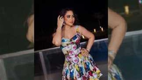 فستان جريء.. بوسي تثير ضجة بهذه الإطلالة | شاهد