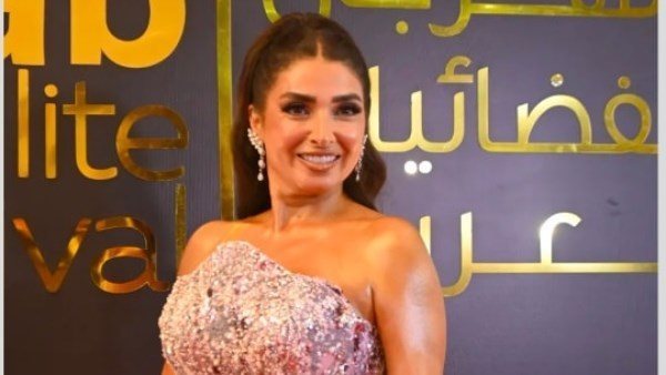 أوف شولدر.. روجينا تخطف الأنظار بإطلالة جريئة | شاهد