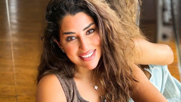 فستان لافت.. أيتن عامر تخطف الأنظار بهذه الإطلالة | شاهد 