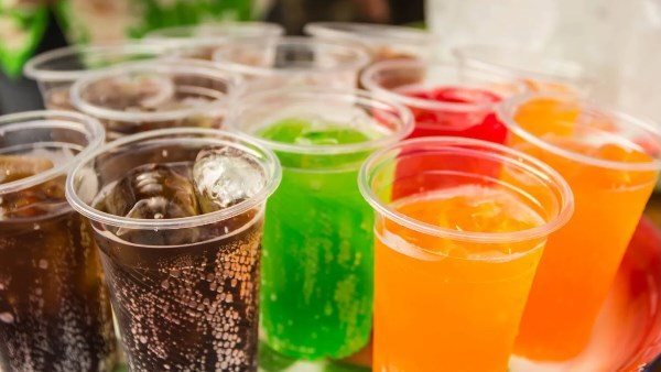  لمحاربة السمنة.. تفاصيل الضريبة المقترحة على المشروبات والمأكولات المحلاة بالسكر 