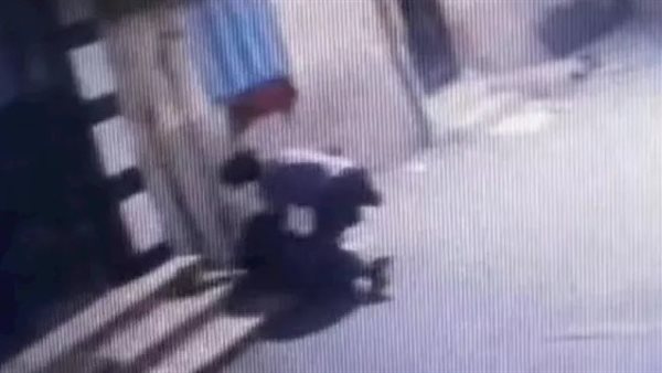 فيديو رعب في الطالبية.. شاب يهاجم سيدة ويسحلها وسط الشارع