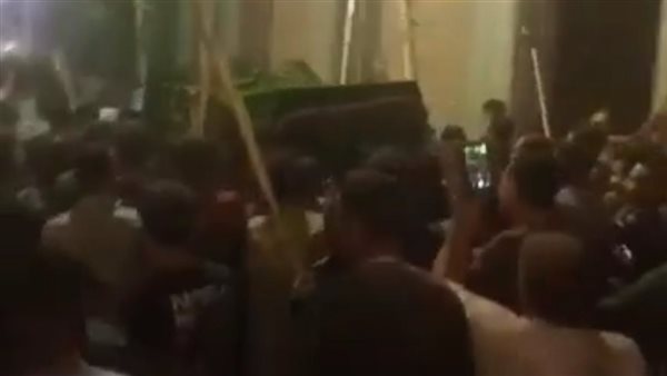  4 ساعات في طرق غير معتادة.. كيف انحرف نعش الشيخ خلف وطاف بقرى أسيوط قبل الدفن؟ | شاهد