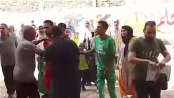  ضربوه بالشبشب.. القصة الكاملة لاعتداء أولياء أمور على معلم داخل مدرسة بالمنيـب | شاهد