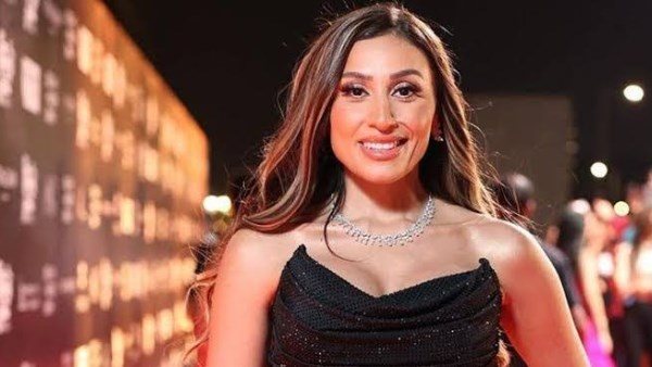  لوك جديد.. دينا الشربيني تثير الجدل بهذه الإطلالة | شاهد