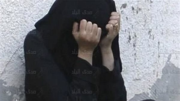  بتلبس ضيق وتتأخر بره البيت.. سيدة تشعل النـ ار في ابنتها بالعياط 