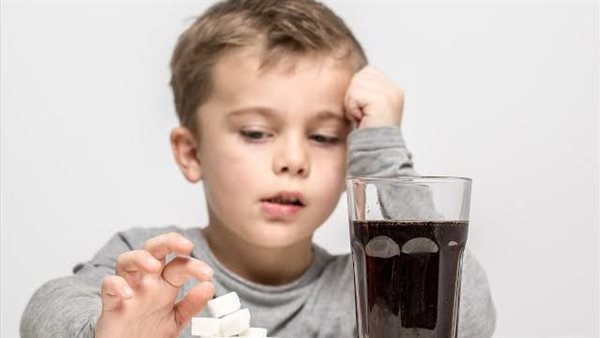  سم قاتل.. ماذا يحدث لطفلك عند تناول المشروبات الغازية؟ 