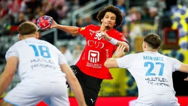  بكاء زوجته يشعل مواقع التواصل.. ماذا حدث لـ علي زين في نهائي مونديال اليد؟ 