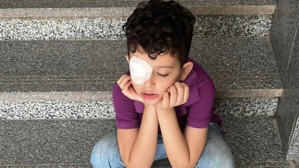  حدفته بالكتاب.. معلمة تصيب تلميذا بجرح في القرنية بالدقهلية