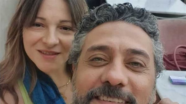 عجوزة وافتخر.. مشادة كلامية بين زوجة تامر فرج ومتابع على فيس بوك | شاهد