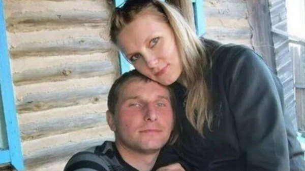  واقعة تهز روسيا.. أب ينتقم من المعتدي على ابنته ويجبره على حفر قبره بيده 