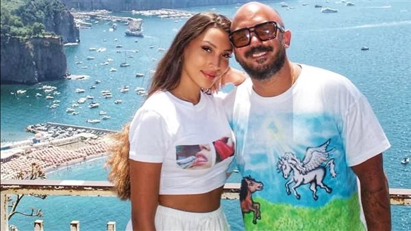 شورت جريء.. نوف القمصاني زوجة محمود العسيلي تثير ضجة بهذه الإطلالة | شاهد 