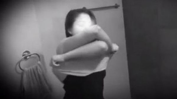 هددها بعلاقة مقابل حذف الفيديوهات.. القصة الكاملة لحبس عامل ببنك شهير لتصوير زميلته داخل الحمام