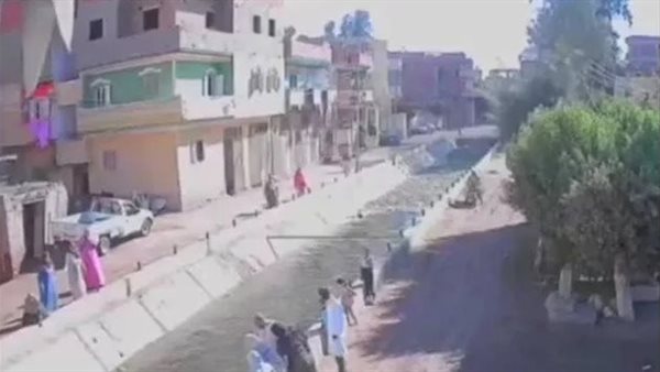 نطّت وراه في الترعة.. بطولة أم خاطرت بحياتها لإنقاذ ابنها بالغربية