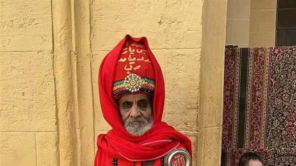 سيد المسكين.. قصة حارس مقام البدوي الذي يظهر في كل مولد بـ زي غريب | شاهد