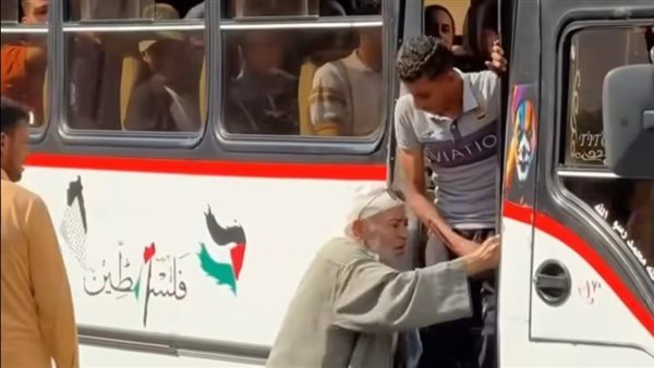 الناس لحقتني بسرعة.. القصة الكاملة لسقوط مسن من أتوبيس المنصورة | شاهد